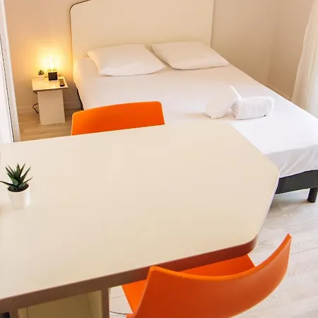 Twenty Business Flats Trigone Aparthotel